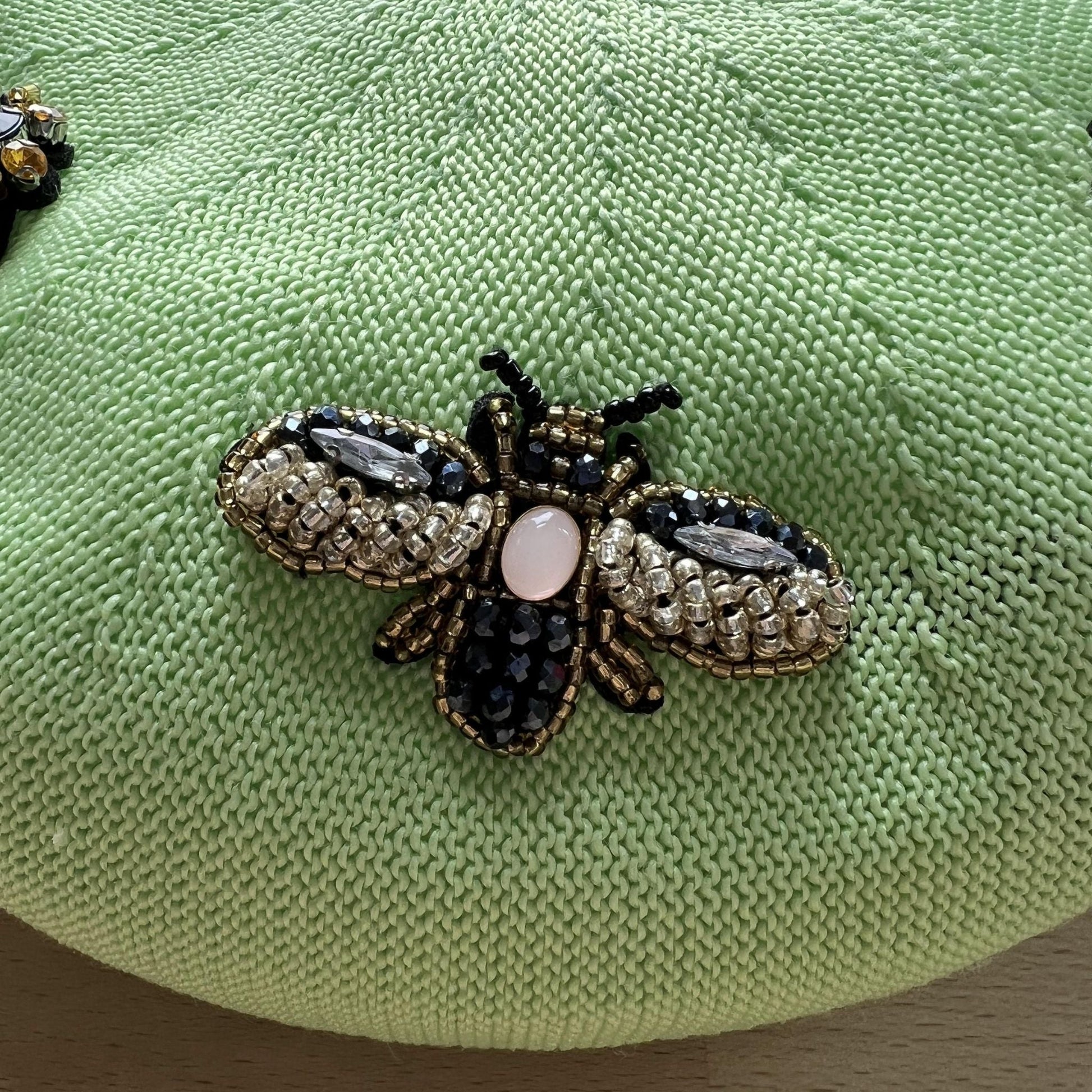 Handmade Green Beret Hat with Embellished Bees - Dedais Slow Fashion